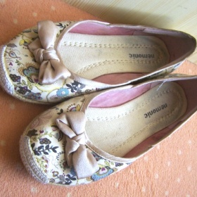 Textilní kytičkované baleríny s mašlí Nemonic