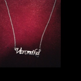 Náhrdelník se jménem Veronika z chirurgické oceli