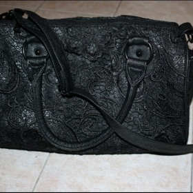 Tuto černou krajkovou kabelku z Orsay - foto č. 1
