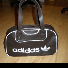 Hnědá kabelka Adidas s bílým nápisem