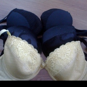 2 černé a 1 žlutá podprsenka