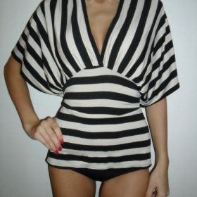 Kratší tunika s netopýřími rukávy