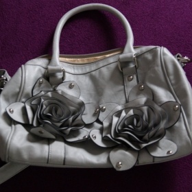 Šedá kabelka s květinama do ruky
