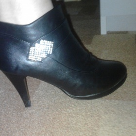 Černé boty na podpatku se sponou - foto č. 1