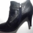 Černé boty na podpatku se sponou - foto č. 2