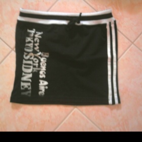 Černobílá sportovní látková sukně