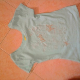 Bledě modré tričko