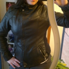 Černá koženková bundička na zip s pletenými lemy