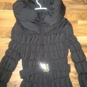 Černá bunda/kabátek s límcem a páskem - foto č. 1