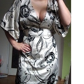 Béžovo - černé šaty