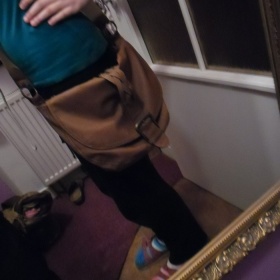 Camel crossbody se sponou, přes rameno