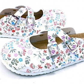 Pantofle s korkovou podrážkou a hezkým motivem