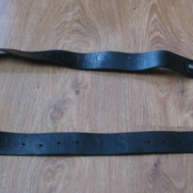 Černý kožený pásek DC - foto č. 1