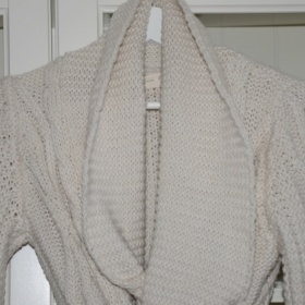 Bílý svetr na zavazování Zara