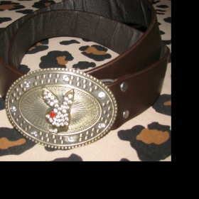 Pásek  Playboy s kamínky. Opasek má hnědou barvu.