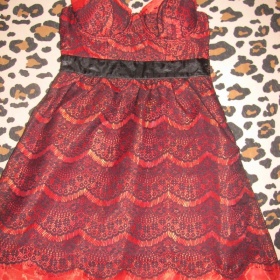 Červené plesové šaty z Jennyfer. - foto č. 1
