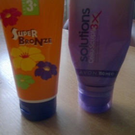 Krém do solárka před opalováním a modelační gel na celulitidu od Avonu