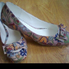 Kytičkované světle růžové boty na nízkém klínu.