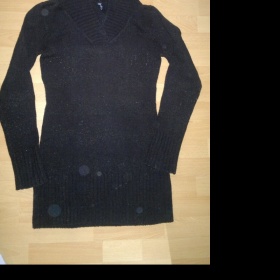 Černý delší svetřík s skapucí Terranova