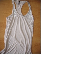 Tílka s vykrojenými zády nebo topy bez ramínek - foto č. 1