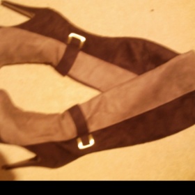 Semišové hnědé kozačky se sponou