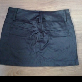 Černá saténová sukně s kamínkami