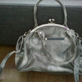 Šedo - bíla kabelka z butiku