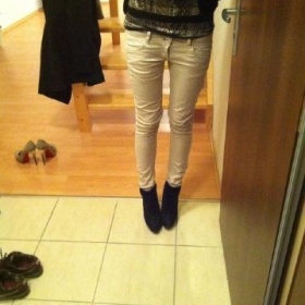 Světlé kalhoty Bershka