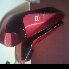 Černo červené lakované lodičky z "krokodýlí kůže"