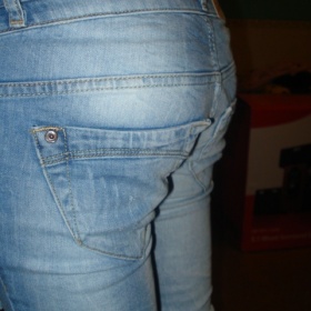 Džíny světlé děrované s nízkými kapsami  Fishbone