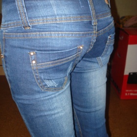 Džíny tmavší s nízko položenými kapsami Miss Anna