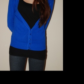 Výrazně modrý svetřík