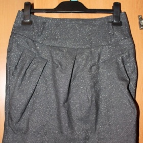 Šedá společenská řasená sukně Amisu