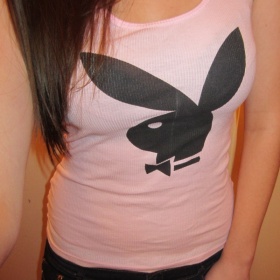 Světle růžové tílko s Playboyem - foto č. 1