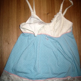 Světle modrý kojící a těhotenský top Hotmilk s krajkou - foto č. 1