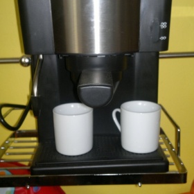 Kávovar Express s dvěma bílými hrníčky - foto č. 1