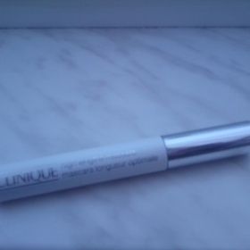 Prodlužující a objemová řasenka Clinique se zahnutým kartáčkem