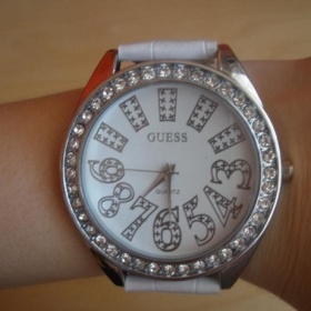 Bílé hodinky s kamínky a velkým ciferníkem