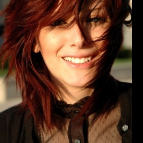 Zrzavá barva na tmavě hnědé vlasy