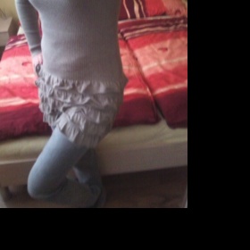 Béžové pletené šaty s volánky