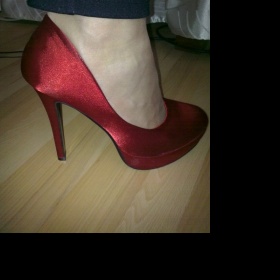Červené lodičky na platformě s vysokým podpatkem - foto č. 1