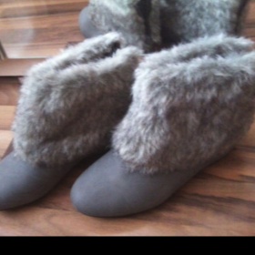 Šedé chlupaté botky