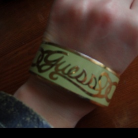 Náramek Guess zlaté barvy