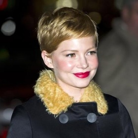 Bordó rtěnka, jakou nosí Michelle Williams