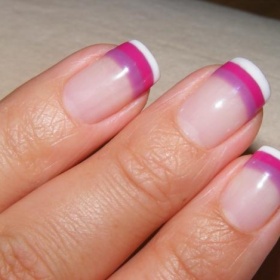 Tříbarevná francouzská manikúra