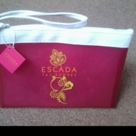 Růžová kosmetická taštička Escada