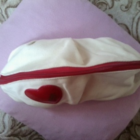 Krémová kosmetická taštička Moshino - foto č. 1