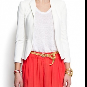 S čím kombinovat bílé lesklé sako