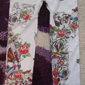 Vzorované barevné legíny