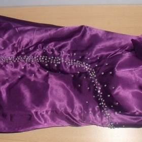 Fialové šaty koktejlky s mašlou